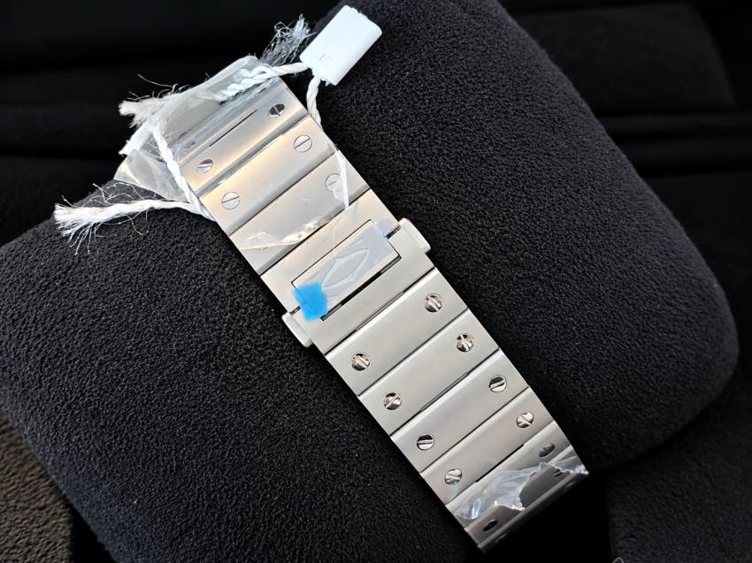 Bracciale d’acciaio protetto su cuscino nero