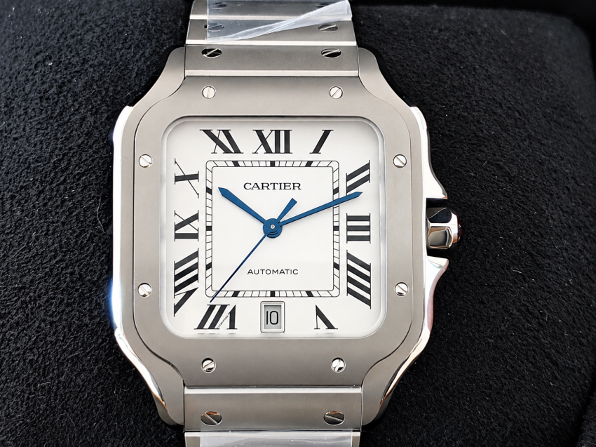 Orologio Cartier Santos su sfondo scuro