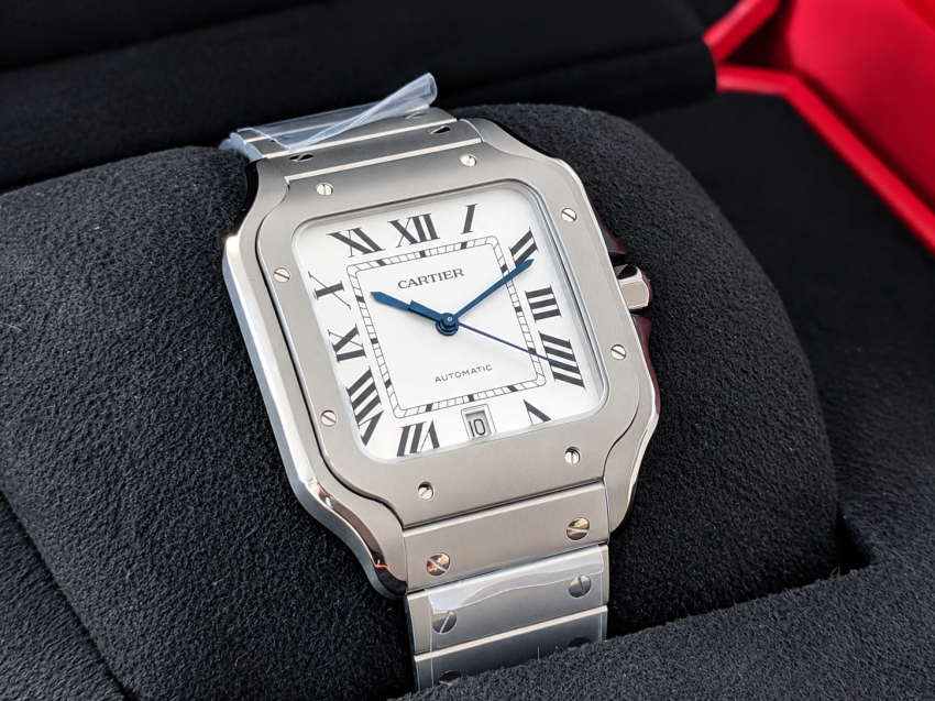 Orologio di lusso nella custodia Cartier