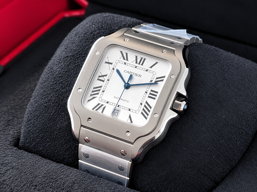 Orologio di lusso su cuscino scuro