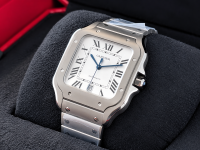 Orologio di lusso su cuscino scuro